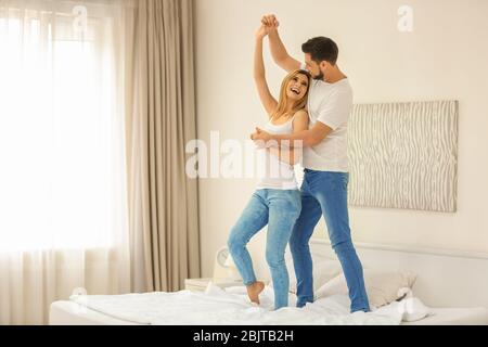 Glückliche Paare tanzen im Schlafzimmer Stockfoto