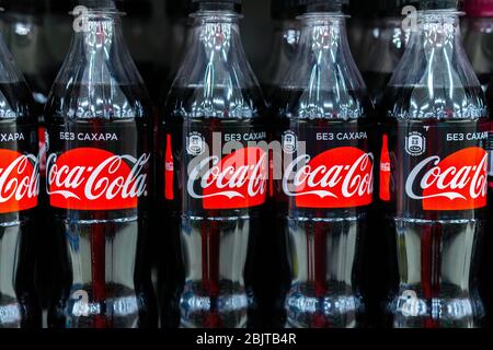 Tjumen, Russland-26. April 2020: Nahaufnahme von Coca-Cola-Flaschen ohne Zucker-Supermarkt. Selektiver Fokus Stockfoto