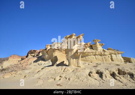 Bolnuevo Erosionen direkt am Strand Stockfoto