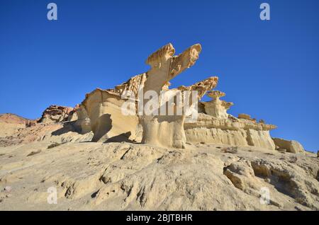 Bolnuevo Erosionen direkt am Strand Stockfoto