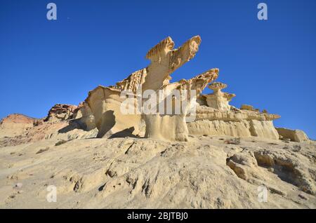 Bolnuevo Erosionen direkt am Strand Stockfoto