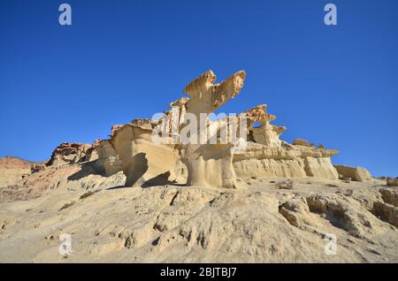 Bolnuevo Erosionen direkt am Strand Stockfoto