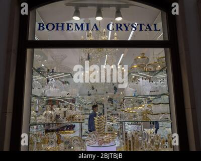 PRAG, TSCHECHIEN - 3. NOVEMBER 2019: Fassade eines Prager Souvenirladens, der Böhmische Kristall verkauft. Böhmisches Glas und Kristall ist eines der wichtigsten Handwerkskunst Stockfoto