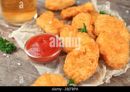 Leckere Hähnchennuggets und Sauce auf dem Tisch Stockfoto