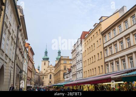 PRAG, TSCHECHIEN - 3. NOVEMBER 2019: Die Kirche Kostel Svaty Havel, oder die katholische Kirche St. Gallen, von der Havelska Straße und der Havelske trziste aus gesehen Stockfoto