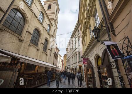 PRAG, TSCHECHIEN - 1. NOVEMBER 2019: Enge Straße, Karlova, in der Altstadt von Prag, genannt Stare Mesto, mit mittelalterlichen Gebäuden. Es ist eine große Tour Stockfoto