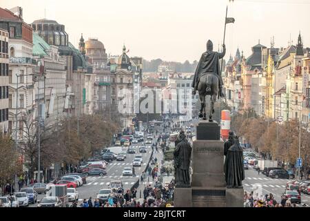 Prag, TSCHECHIEN - 31. OKTOBER 2019: Panorama von Vaclaske Namesti, oder Wenzelsplatz, mit der Statue des Heiligen Wenzel (Svaty Vaclav) im Hintergrund, a Stockfoto