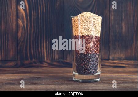 Glas mit verschiedenen Arten von Quinoa Stockfoto