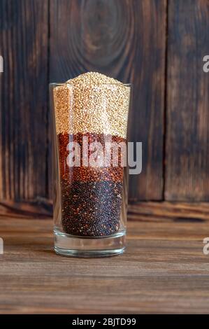 Glas mit verschiedenen Arten von Quinoa Stockfoto