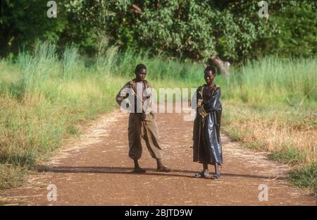 Während des Bürgerkrieges 1997 in einem abgelegenen Gebiet des Südsudans Soldaten der unbewaffneten sudanesischen Volksbefreiungsarmee Stockfoto