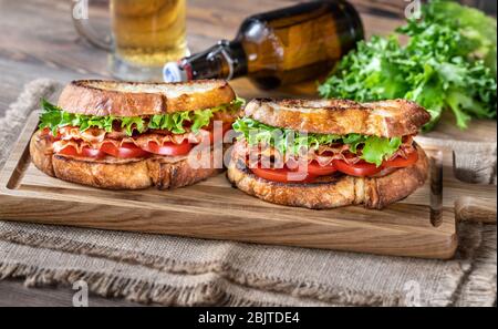 BLT Sandwiches mit Speck, Salat und Tomaten auf dem Holzbrett Stockfoto