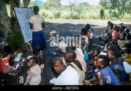 Eine Outdoor-Schule mit Lehrern und Schülern in einem Dorf in der Nähe von Yei, Republik Südsudan, Afrika Stockfoto