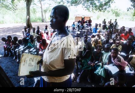 Eine Outdoor-Schule mit Lehrern und Schülern in einem Dorf in der Nähe von Yei, Republik Südsudan, Afrika Stockfoto