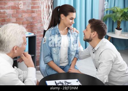 Familie Psychologe arbeiten mit jungen Paares im Büro Stockfoto