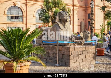 KAIRO, ÄGYPTEN - 19. NOVEMBER 2017: Alte Sphinx-Statue in der Nähe des Museums für Ägyptische Altertümer Stockfoto