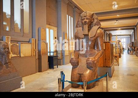 KAIRO, ÄGYPTEN - 19. NOVEMBER 2017: Rote Granitstatue des pharao Thutmosis III. Im Museum der ägyptischen Altertümer Stockfoto