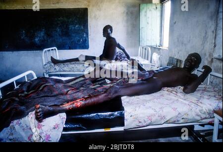 Verwundete südsudanesische Männer, die sich nach Verletzungen im Krieg gegen die nordsudanesische Armee in der Nähe von Yei, Republik Südsudan, Afrika, erholten Stockfoto