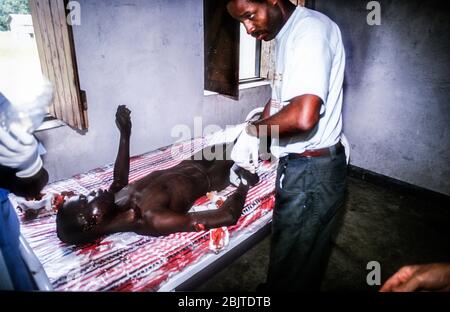 Verwundete Soldaten der sudanesischen Volksbefreiungsarmee, die in einem Dorf in der Nähe von Yei, Republik Südsudan, Afrika, behandelt wurden Stockfoto
