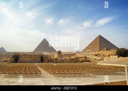 KAIRO, ÄGYPTEN - 19. NOVEMBER 2017: Blick auf die große Sphinx und Pyramiden auf dem Gizeh Plateau - eine der berühmtesten Touristenattraktionen der Welt Stockfoto