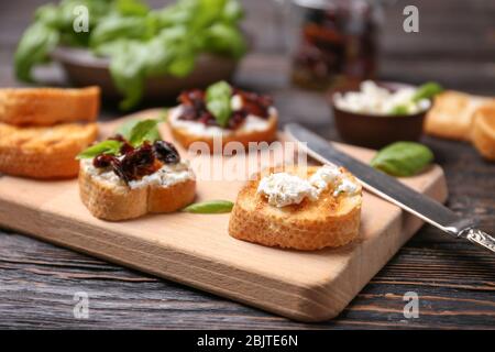 Bruschetta mit sonnengetrockneten Tomaten, Nahaufnahme vorbereiten Stockfoto