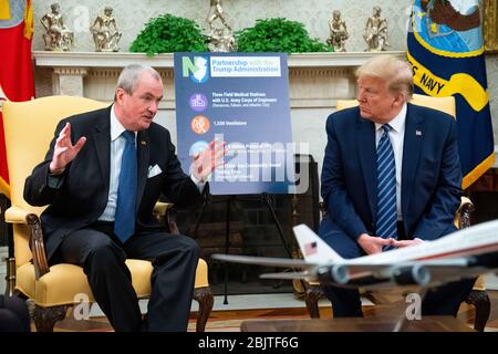 Gouverneur Phil Murphy (Demokrat von New Jersey) macht Bemerkungen, als er sich am Donnerstag, den 30. April 2020, mit dem US-Präsidenten Donald J. Trump im Oval Office des Weißen Hauses in Washington, DC trifft. Kredit: Doug Mills/Pool über CNP/MediaPunch Stockfoto