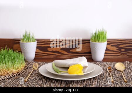 Elegante Tischkulisse mit Tulpe im vegetarischen Café Stockfoto