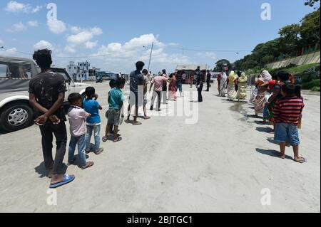 Guwahati, Assam, Indien. April 2020. Mitarbeiter der National Disaster Response Force (NDRF) verteilen während der landesweiten Lockdown im Zuge der Coronavirus-Pandemie in Guwahati Lebensmittel an bedürftige Menschen. Kredit: David Talukdar/ZUMA Wire/Alamy Live News Stockfoto