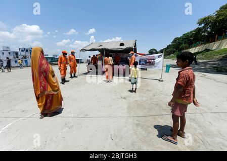 Guwahati, Assam, Indien. April 2020. Mitarbeiter der National Disaster Response Force (NDRF) verteilen während der landesweiten Lockdown im Zuge der Coronavirus-Pandemie in Guwahati Lebensmittel an bedürftige Menschen. Kredit: David Talukdar/ZUMA Wire/Alamy Live News Stockfoto