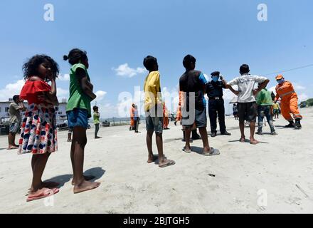 Guwahati, Assam, Indien. April 2020. Mitarbeiter der National Disaster Response Force (NDRF) verteilen während der landesweiten Lockdown im Zuge der Coronavirus-Pandemie in Guwahati Lebensmittel an bedürftige Menschen. Kredit: David Talukdar/ZUMA Wire/Alamy Live News Stockfoto