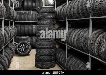 Rack mit Vielzahl von PKW-Reifen im Auto Store Stockfoto