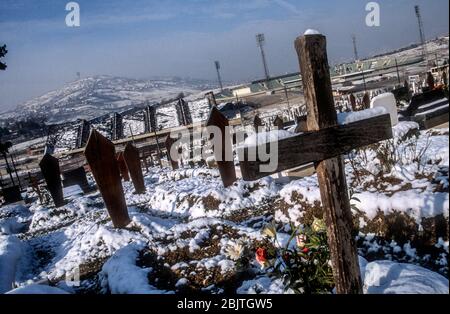 Sarajevo, Bosnien 1995 - muslimische und christliche Gräber auf dem Friedhof des Olympischen Stadions Mezarje für Bürgerkriegsopfer während der Belagerung in Bosnien und Herzegowina Stockfoto