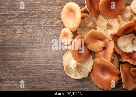 Frische rohe Orangenpilze auf Holztisch Stockfoto