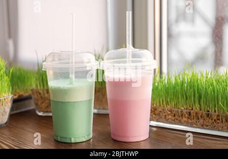 Verschiedene Protein-Shakes auf Fensterbank in Sport-Bar Stockfoto