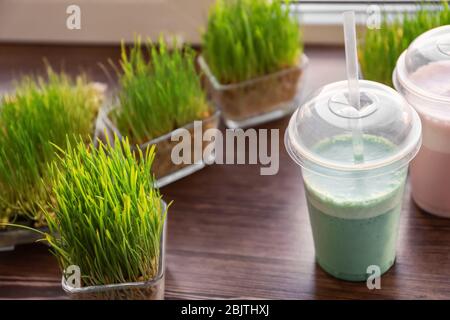 Verschiedene Protein-Shakes auf Fensterbank in Sport-Bar Stockfoto