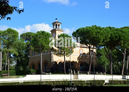 Casina dell'Orologio und Piazza di Siena im Park der Villa Borghese Stockfoto