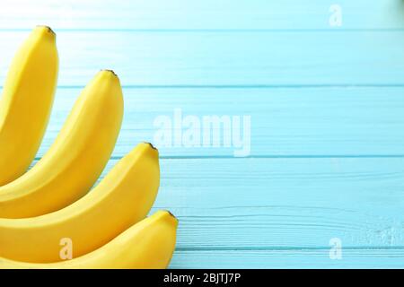 Leckere reife Bananen auf Holzhintergrund Stockfoto