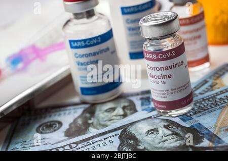 Fläschchen Coronavirus auf amerikanischen Banknoten, konzeptionelles Bild Stockfoto