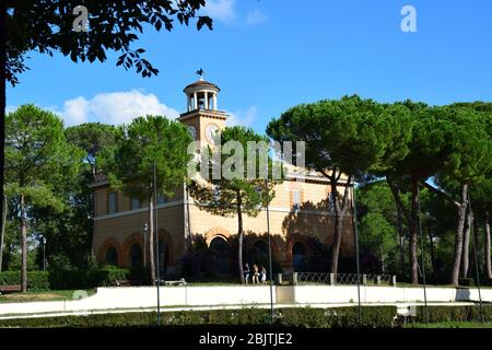 Casina dell'Orologio und Piazza di Siena im Park der Villa Borghese Stockfoto