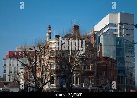 Viktorianische Jacobanarchitektur Red Brick Stone 1 Lyric Square The Swan Pub, 46 Hammersmith Broadway, Hammersmith, London W6 0DZ von Frederick Miller Stockfoto