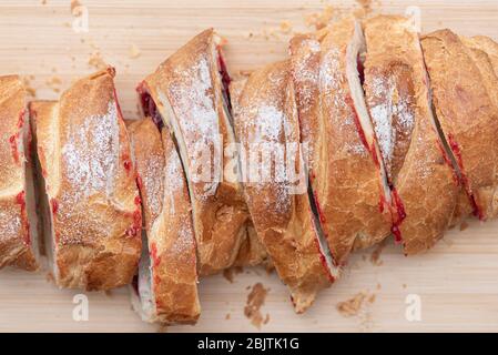 Süßes Gebäck, Kuchen, Brot mit roter Marmelade, Kirsche, Erdbeere, Dessertscheiben mit Pulver Stockfoto