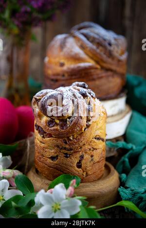 Osterkuchen Kraffin. Kraffine mit Rosinen, kandierten Früchten und Mohn, mit Puderzucker bestreut. Nahaufnahme von hausgemachtem Kuchen. Cruffin. Stockfoto