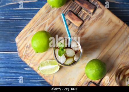 Ein Glas Cuba Libre Cocktail auf einem Holztisch Stockfoto