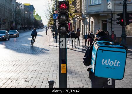 Wolt, Online-Lebensmittel-Bestell-und Lieferservice, die Bestellungen über eine mobile App nimmt, Fahrrad-Stopp an der roten Ampel Semaphore Stockfoto