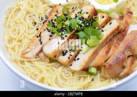 Miso Ramen mit Ei und Schweinefleisch, hausgemachte japanische Küche Stockfoto