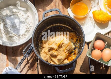Vorbereitung Obst (Rhabarber, Heidelbeere) Orangenkuchen. Butter mit Goldzucker und Orangenschale, Mehl, Eier, Orangensaft Stockfoto