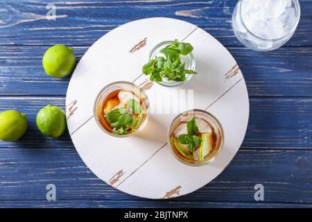 Gläser mit Cuba Libre Cocktail auf Holzbrett Stockfoto