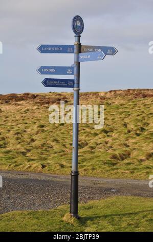 Wegweiser am Leuchtturm Mull of Galloway. Der südlichste Teil Schottlands an den Rhins of Galloway in Wigtownshire, Schottland Stockfoto