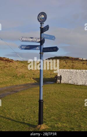 Wegweiser am Leuchtturm Mull of Galloway. Der südlichste Teil Schottlands an den Rhins of Galloway in Wigtownshire, Schottland Stockfoto