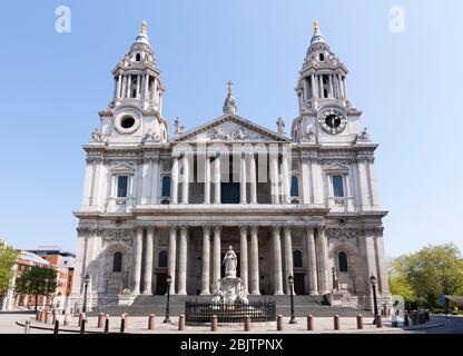 Außenfassade Außenfassade / Außenfassade der Saint Pauls Cathedral, London EC4, Großbritannien. Die Westwand wird am Nachmittag ohne Menschen gezeigt. (118) Stockfoto