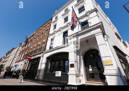 Gieves & Hawkes - Herrenschneiderei / Schneiderei vorne und Schaufenster in Nummer 1, Savile Row, London, Großbritannien. Das Straßenschild Westminster ist an den Geländern angebracht. (118) Stockfoto